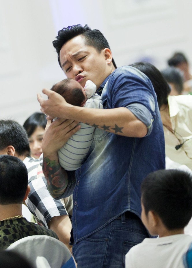 Tuấn Hưng nũng nịu làm lễ đầy tháng cho con trai - ảnh 6