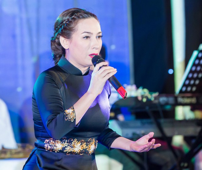 Chế Linh 'nghẹt thở' trong vòng vây khán giả tại Bình Dương - ảnh 3