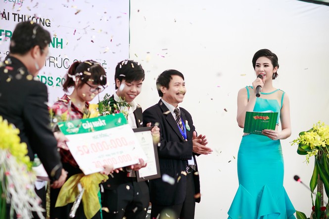 Hoa hậu Ngọc Hân xinh đẹp, quyến rũ làm MC - ảnh 2