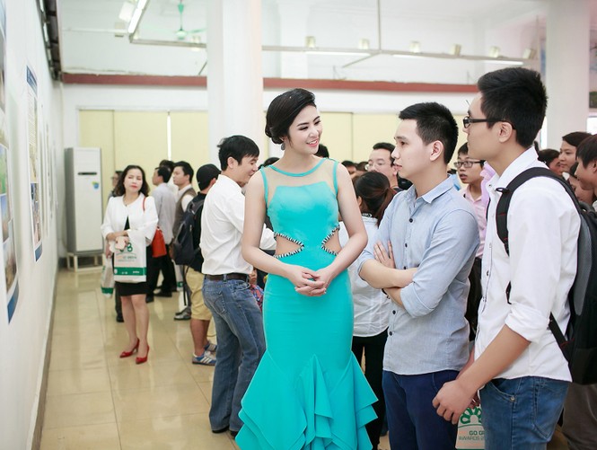 Hoa hậu Ngọc Hân xinh đẹp, quyến rũ làm MC - ảnh 4