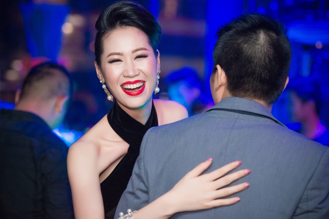 Dương Thùy Linh lưng trần gợi cảm cùng chồng dự tiệc - ảnh 6