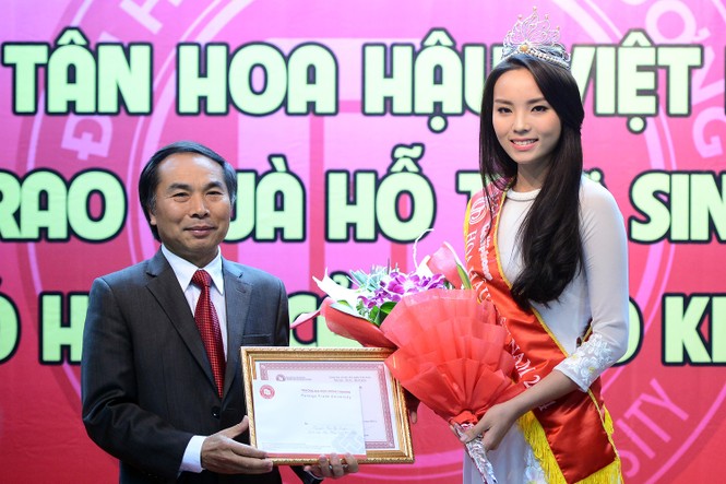 Sinh viên ĐH Ngoại thương nồng ấm chào đón Hoa hậu Kỳ Duyên - ảnh 1