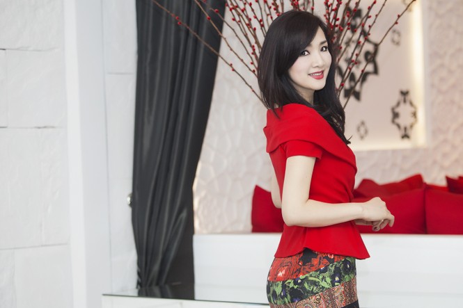 Giáng My khoe vai trần quyến rũ với váy đỏ rực - ảnh 3