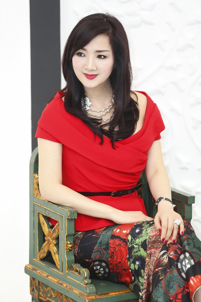 Giáng My khoe vai trần quyến rũ với váy đỏ rực - ảnh 4