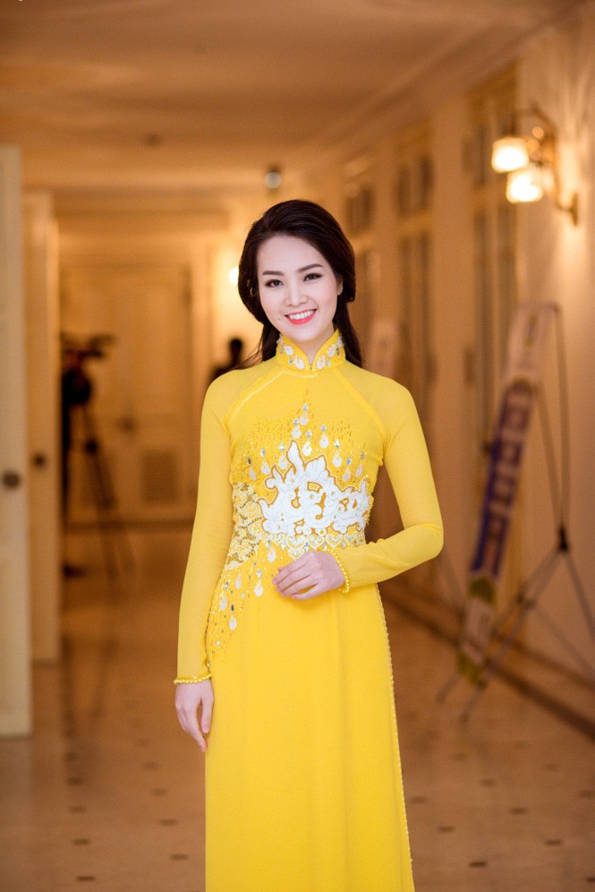 Á hậu Thụy Vân rực rỡ áo dài vàng giữa trời đông - ảnh 1