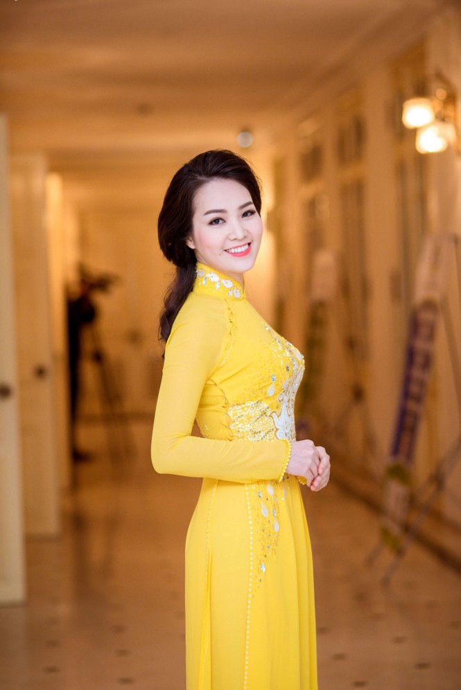 Á hậu Thụy Vân rực rỡ áo dài vàng giữa trời đông - ảnh 6