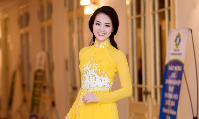 Á hậu Thụy Vân rực rỡ áo dài vàng giữa trời đông - ảnh 8