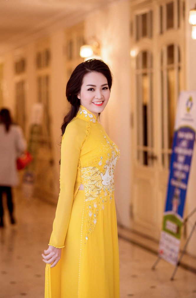 Á hậu Thụy Vân rực rỡ áo dài vàng giữa trời đông - ảnh 5