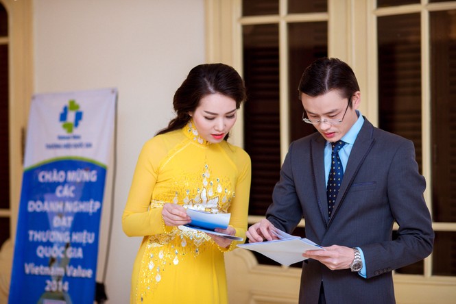 Á hậu Thụy Vân rực rỡ áo dài vàng giữa trời đông - ảnh 11