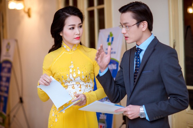 Á hậu Thụy Vân rực rỡ áo dài vàng giữa trời đông - ảnh 10