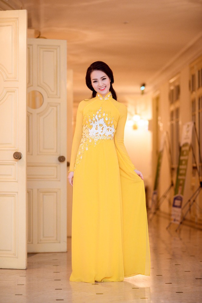Á hậu Thụy Vân rực rỡ áo dài vàng giữa trời đông - ảnh 3