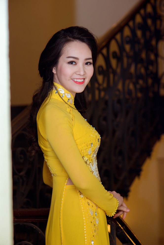 Á hậu Thụy Vân rực rỡ áo dài vàng giữa trời đông - ảnh 4