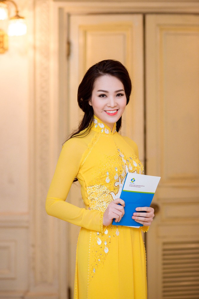 Á hậu Thụy Vân rực rỡ áo dài vàng giữa trời đông - ảnh 2