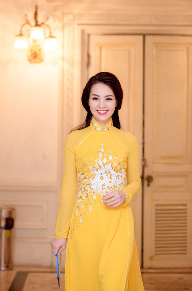 Á hậu Thụy Vân rực rỡ áo dài vàng giữa trời đông - ảnh 7