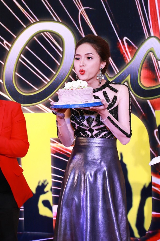Hương Giang Idol bẽn lẽn bên bạn trai Việt kiều - ảnh 7