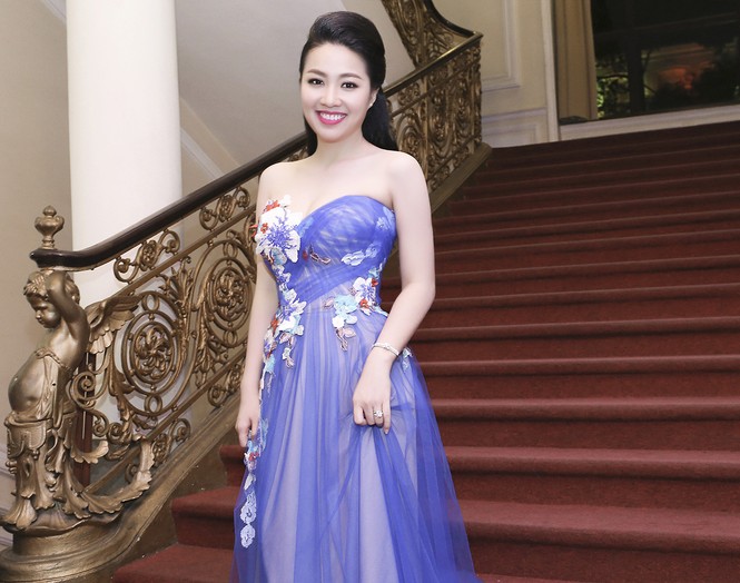 Lê Khánh xuất hiện gợi cảm cùng chồng sau lễ cưới - ảnh 1