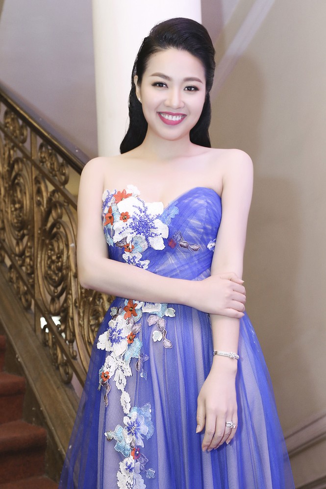 Lê Khánh xuất hiện gợi cảm cùng chồng sau lễ cưới - ảnh 4