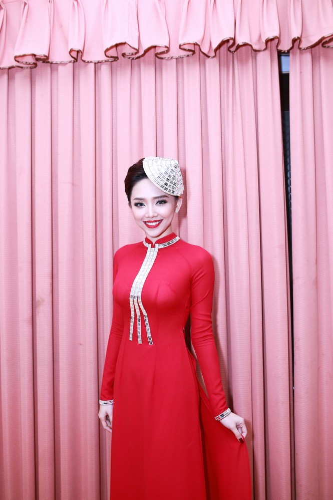 Thủy Top mặc váy xuyên thấu cổ vũ Tóc Tiên tại The Remix - ảnh 8