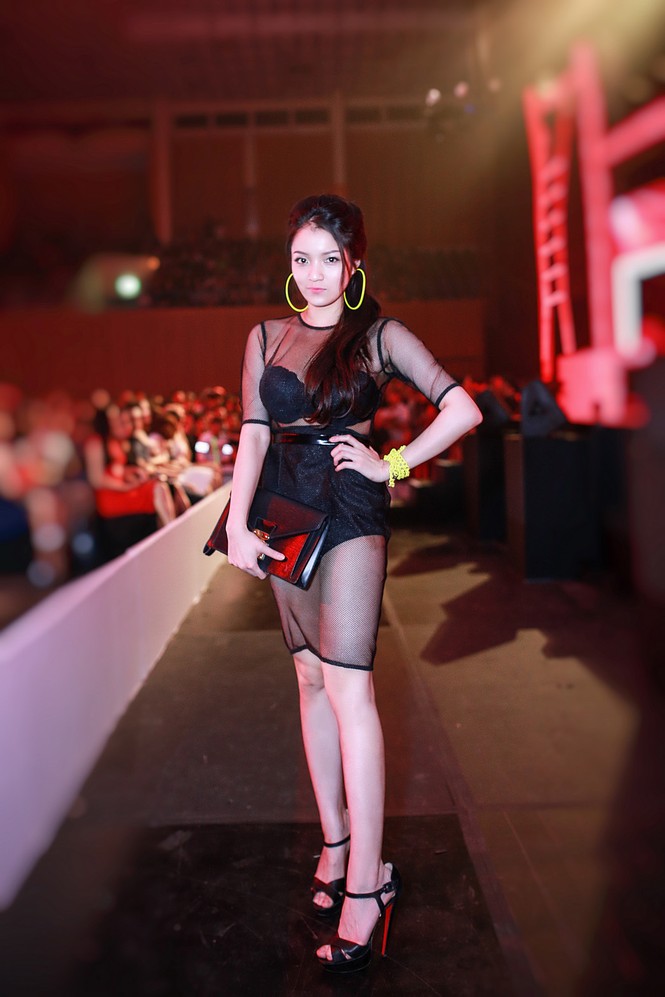 Thủy Top mặc váy xuyên thấu cổ vũ Tóc Tiên tại The Remix - ảnh 3