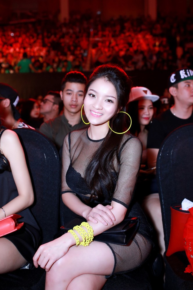 Thủy Top mặc váy xuyên thấu cổ vũ Tóc Tiên tại The Remix - ảnh 6