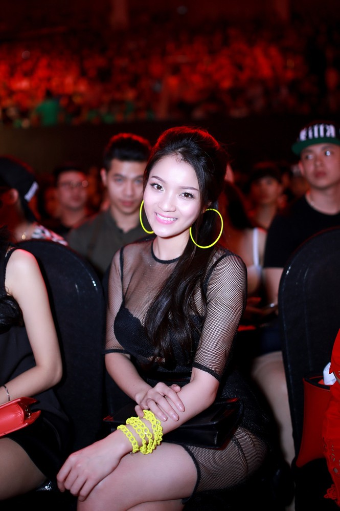 Thủy Top mặc váy xuyên thấu cổ vũ Tóc Tiên tại The Remix - ảnh 7