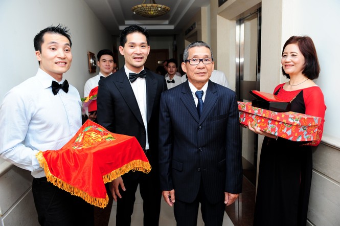 Ngân Khánh và chú rể Việt kiều tình tứ trong lễ ăn hỏi - ảnh 1