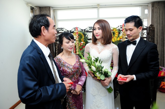 Ngân Khánh và chú rể Việt kiều tình tứ trong lễ ăn hỏi - ảnh 4