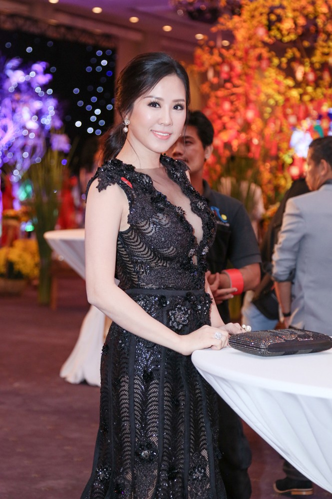 Thu Hoài diện váy ren quý phái, lấp ló vòng một gợi cảm - ảnh 8