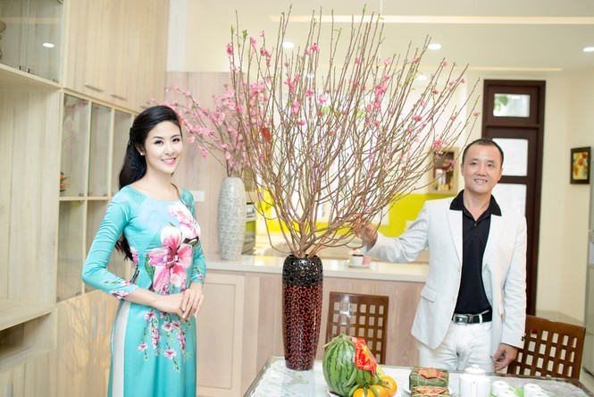Ngọc Hân mang hoa đào vào Nam chúc Tết - ảnh 1