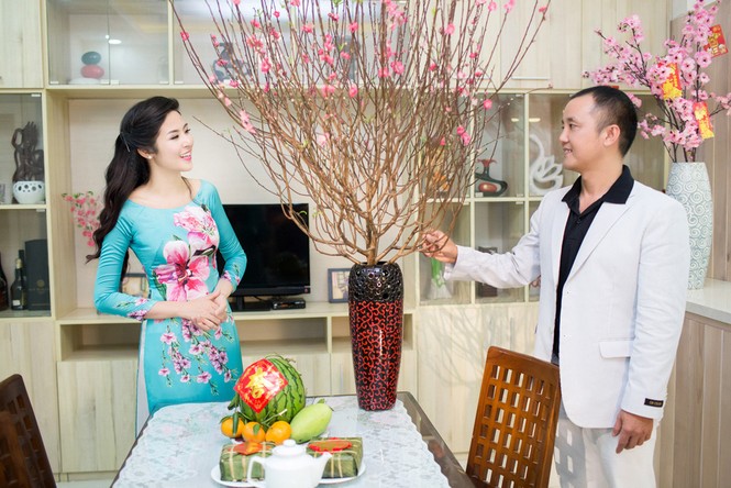 Ngọc Hân mang hoa đào vào Nam chúc Tết - ảnh 7