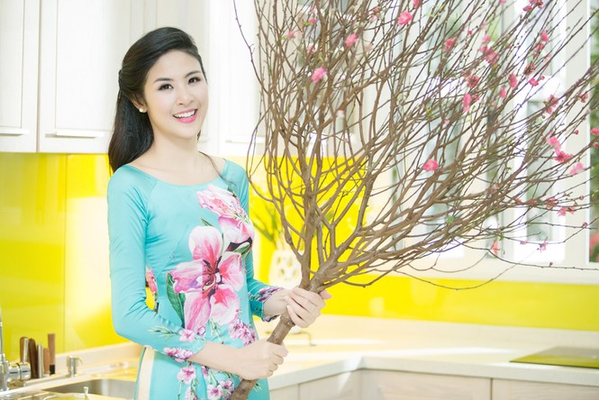Ngọc Hân mang hoa đào vào Nam chúc Tết - ảnh 5