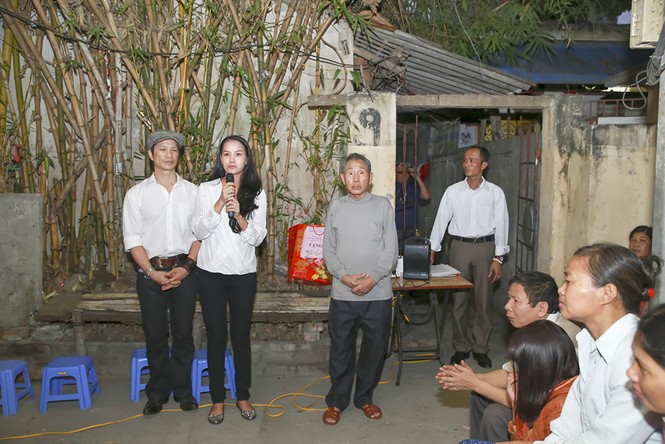 Vợ chồng Dustin Nguyễn đi thăm xóm chạy thận ở thủ đô - ảnh 5
