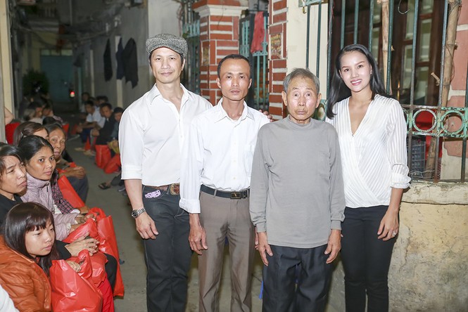 Vợ chồng Dustin Nguyễn đi thăm xóm chạy thận ở thủ đô - ảnh 1