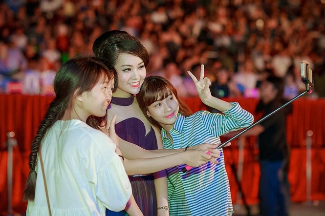 Á hậu Thụy Vân lộng lẫy làm MC Carnaval Hạ Long - ảnh 4