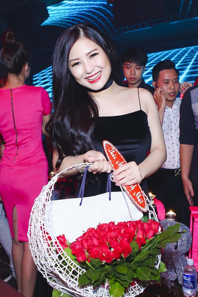 Hương Tràm gợi cảm đón sinh nhật tuổi 20 - ảnh 2