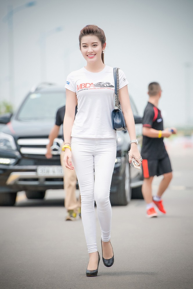 Á hậu Huyền My thử cảm giác mạnh trên đường đua 230km/h - ảnh 4