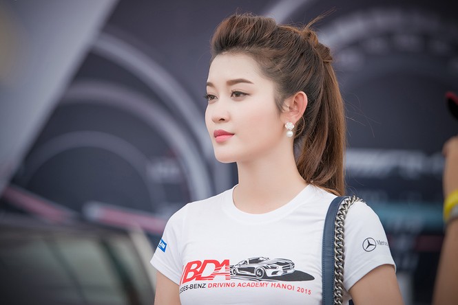 Á hậu Huyền My thử cảm giác mạnh trên đường đua 230km/h - ảnh 3