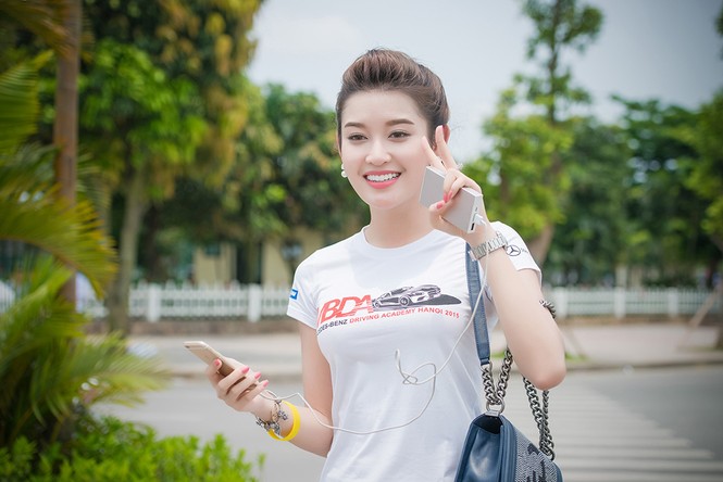 Á hậu Huyền My thử cảm giác mạnh trên đường đua 230km/h - ảnh 9