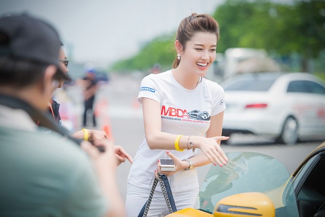 Á hậu Huyền My thử cảm giác mạnh trên đường đua 230km/h - ảnh 10