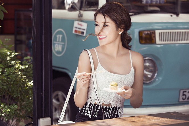 Á hậu Huyền My ngọt ngào, quyến rũ dạo phố Sài Gòn - ảnh 5