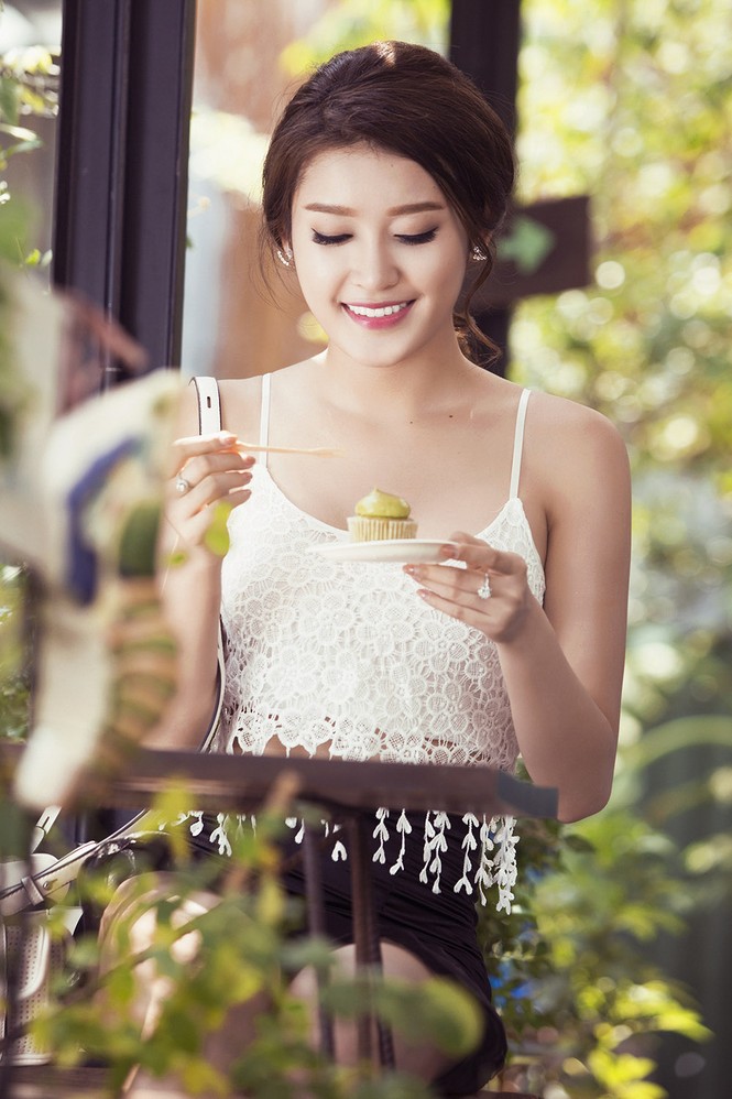 Á hậu Huyền My ngọt ngào, quyến rũ dạo phố Sài Gòn - ảnh 3
