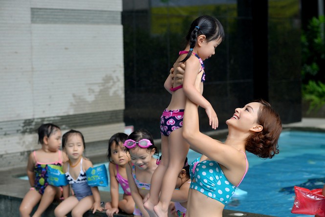 Diện bikini rực rỡ sắc màu, Lan Phương tung tăng trong bể bơi - ảnh 4
