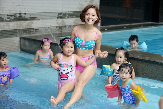 Diện bikini rực rỡ sắc màu, Lan Phương tung tăng trong bể bơi - ảnh 1