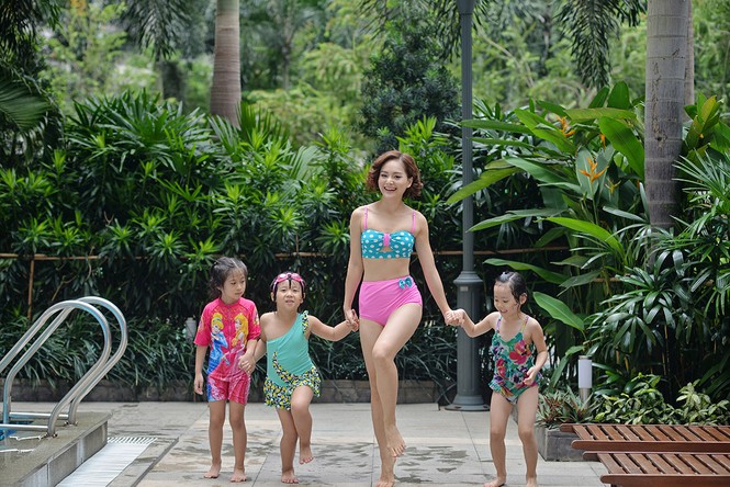 Diện bikini rực rỡ sắc màu, Lan Phương tung tăng trong bể bơi - ảnh 8