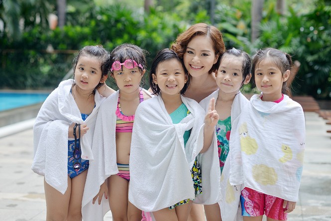 Diện bikini rực rỡ sắc màu, Lan Phương tung tăng trong bể bơi - ảnh 9