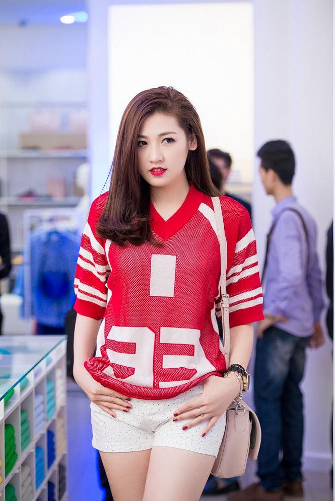 Hà Anh, Á hậu Tú Anh khoe dáng với trang phục thể thao - ảnh 1
