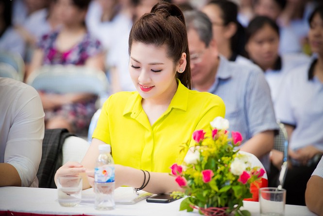 Á hậu Tú Anh xinh đẹp, rạng rỡ dưới cái nắng 40 độ - ảnh 4