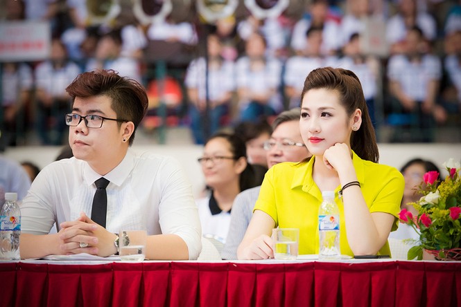 Á hậu Tú Anh xinh đẹp, rạng rỡ dưới cái nắng 40 độ - ảnh 5