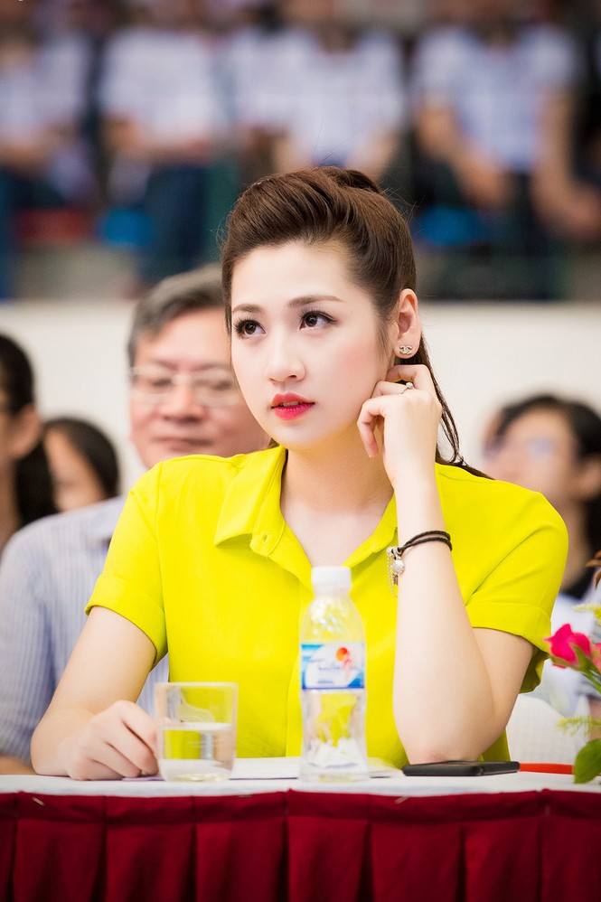 Á hậu Tú Anh xinh đẹp, rạng rỡ dưới cái nắng 40 độ - ảnh 3