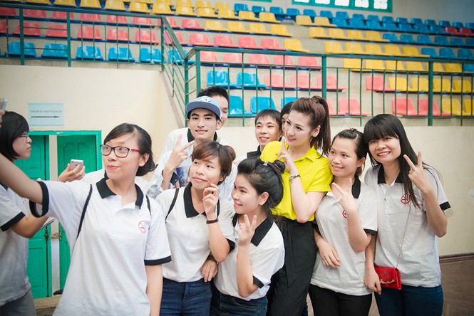 Á hậu Tú Anh xinh đẹp, rạng rỡ dưới cái nắng 40 độ - ảnh 10